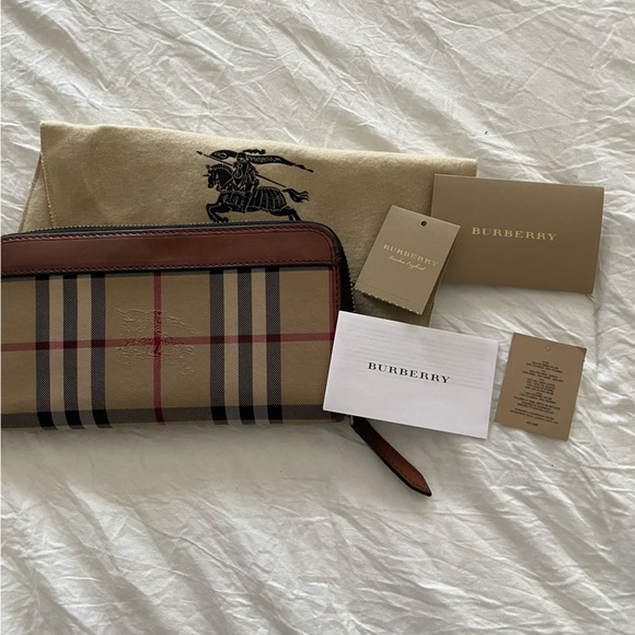 Like New! Authentic Burberry Wallet - Picture 9 of 15